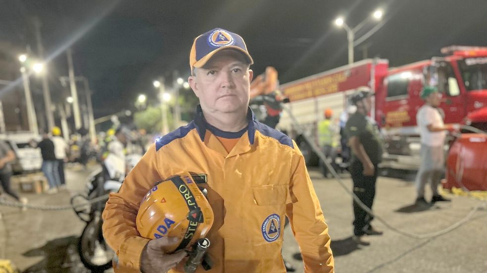 Fernando Acosta arbeitet als freiwilliger Helfer nach dem Erdbeben in Kolumbien mit. Foto: Philipp Znidar