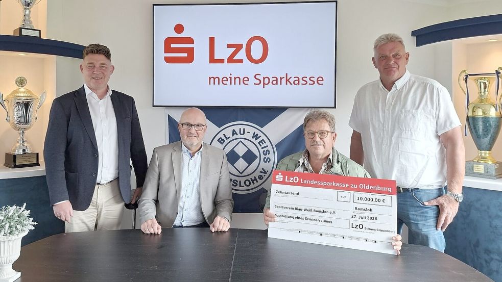Die Stiftungsratsmitglieder der LzO-Stiftung Cloppenburg, Frank Naber (von links) und Ludger Hespe, überreichten den Scheck an die Vereinsvertreter von Blau-Weiß Ramsloh, Josef Kramer und Hans Oltmanns. Foto: Hans Passmann