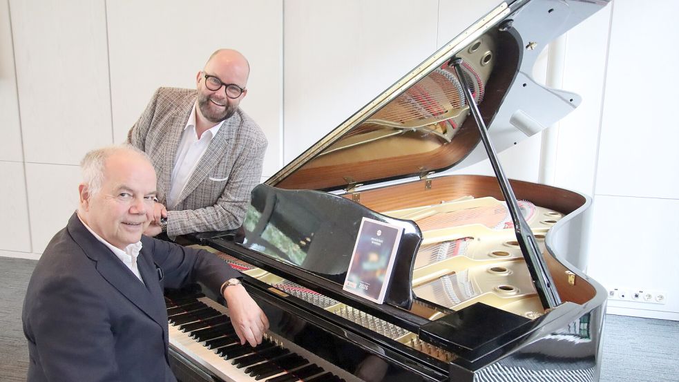 Präsentieren kürzlich am Flügel vier Konzerte mit hochkarätigen Besetzungen in Cloppenburg, Altenoythe, Lindern und Molbergen: Landrat Johann Wimberg (rechts) und Musikfest-Intendant Prof. Thomas Albert. Foto Frank Beumker/Landkreis Cloppenburg