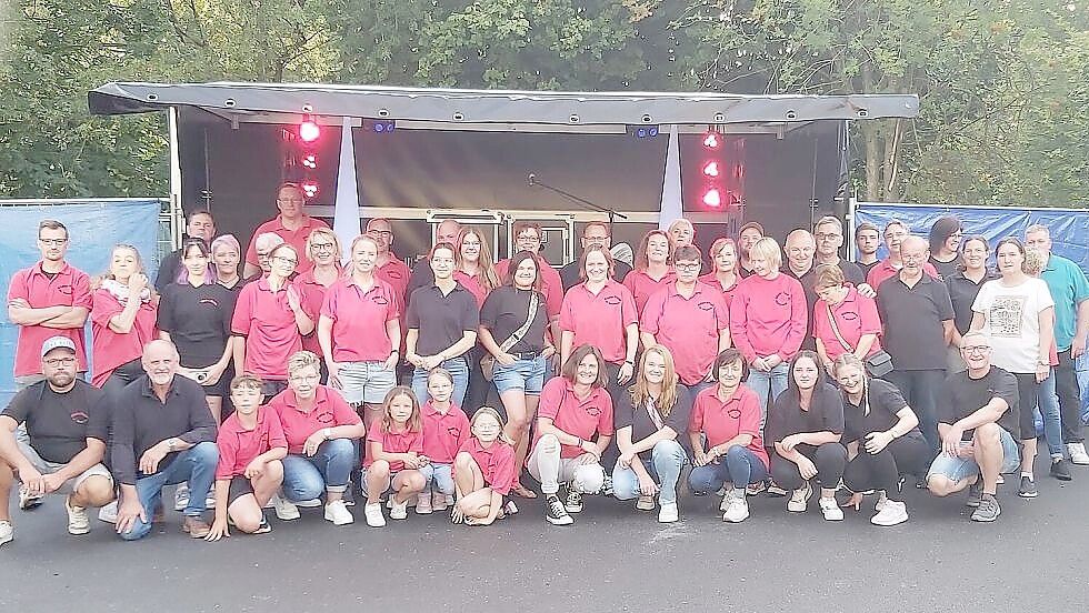 Am Sonnabend, 15. August 2026, steht wieder die Oldiefete auf dem Schulhof der Grundschule Langholt an. Das Foto zeigt das Helferteam aus dem Vorjahr. Foto: Verein Oldiefete
