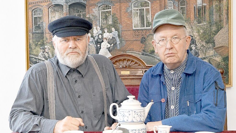 Hinrich Heselmeyer und Siegfried Kruse als plattdeutsches Duo Sievert und Hinnerk. Die Beiden treten am Freitagabend in der Teestube des Fehn- und Schiffahrtsmuseums auf. Foto: Heimatverein Overledingerland