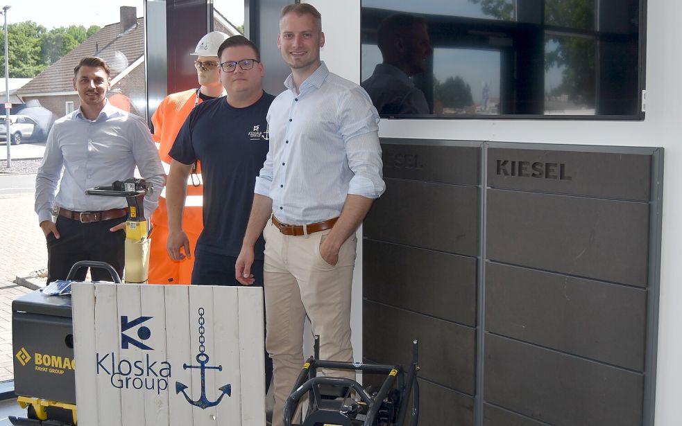 Daniel Brükschy (Gebiets-Verkaufsleiter Kiesel Nord GmbH), André Siebenich (Niederlassungsleiter ASK Kloska GmbH) und Jens Frankenberg (Geschäftsführer Kiesel Ennens GmbH) freuen sich über die erfolgreiche Zusammenführung der Unternehmen in Ostrhauderfehn. Foto: Prins