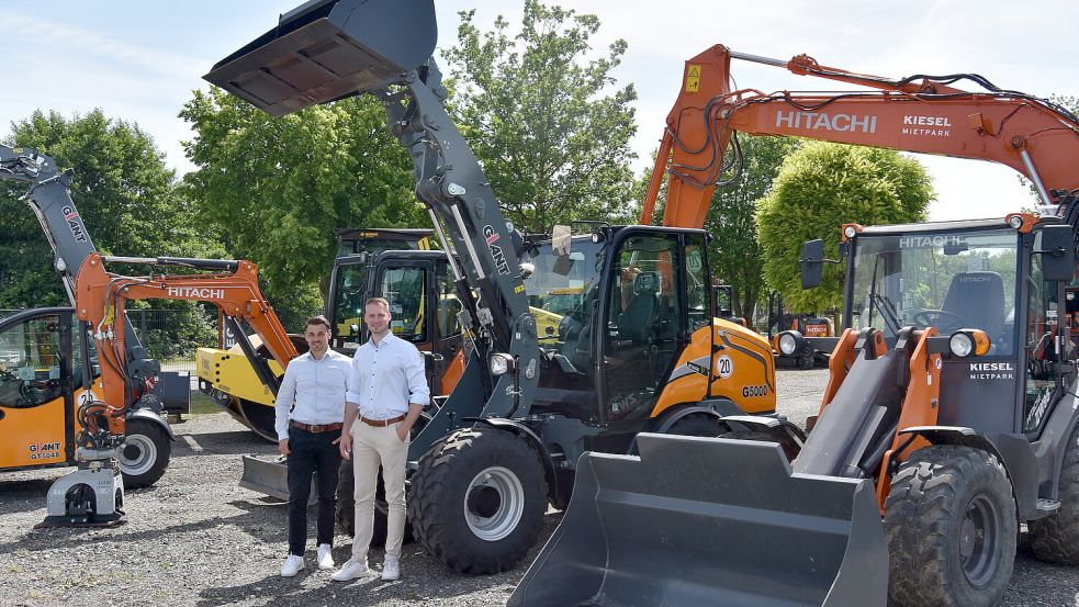 Daniel Bükschy und Jens Frankenberg stehen vor einem kleinen Teil des Mietparks. Vom kleinen Baugerät bis zum tonnenschweren Bagger bieten die Kiesel-Ennens GmbH und die Kiesel Nord GmbH einen umfangreichen Service an - vom Verleih bis zum Werkstattservice. Foto: Prins