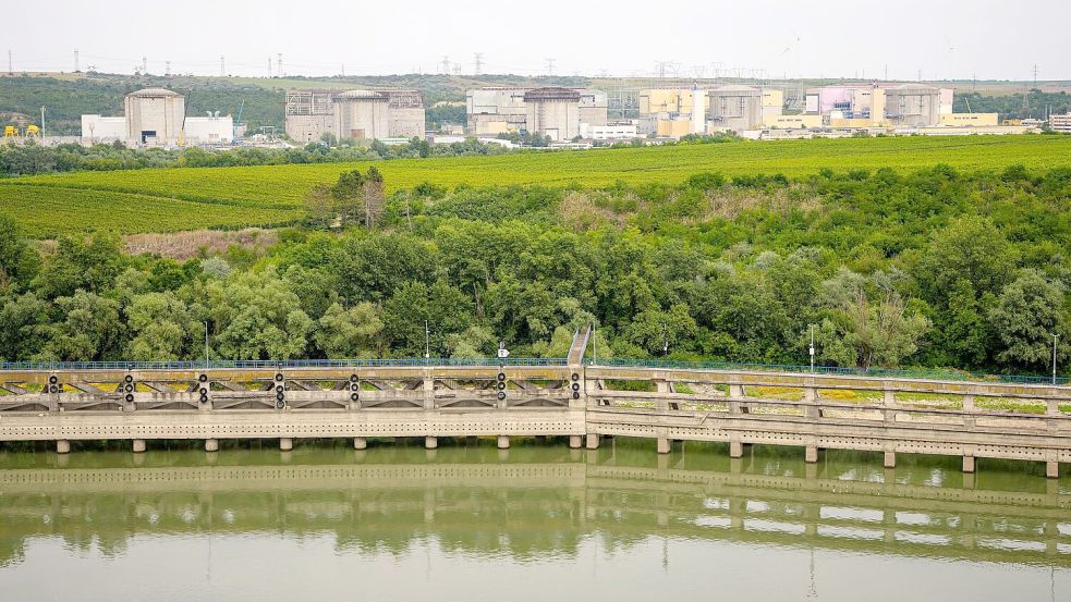 Blick auf das Kernkraftwerk Cernavoda, das aufgrund des extrem niedrigen Wasserstands der Donau ganz abgeschaltet wird. Foto: Andreea Alexandru
