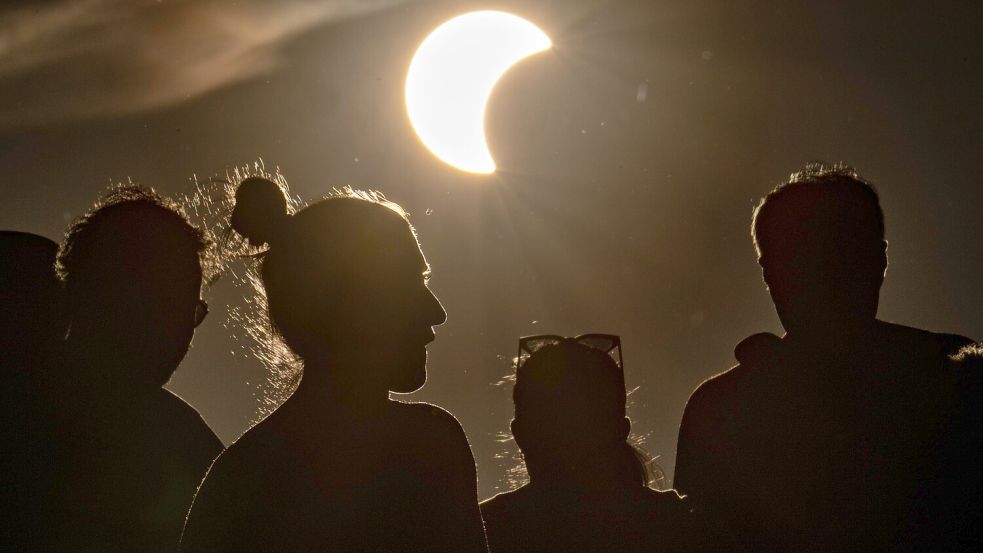 Die Sonnenfinsternis lockte hunderte Schaulustige nach Walle – auf den Straßen rund um die A27 ging wegen Falschparkens zeitweise nichts mehr. Foto: Boris Roessler / dpa