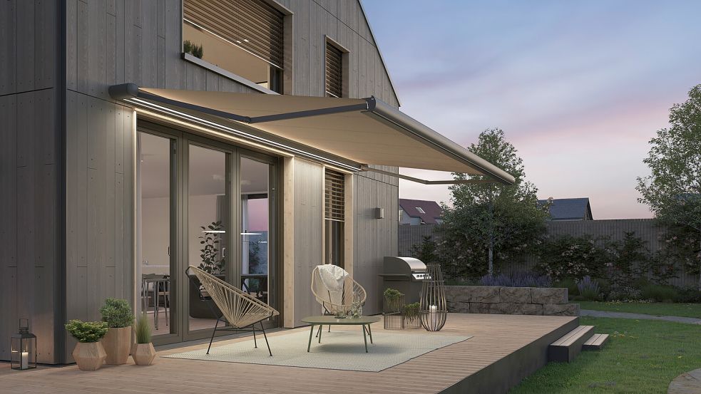 Die integrierte Beleuchtung der Kassetten-Markise setzt die Terrasse auch nach Einbruch der Dämmerung gekonnt in Szene.