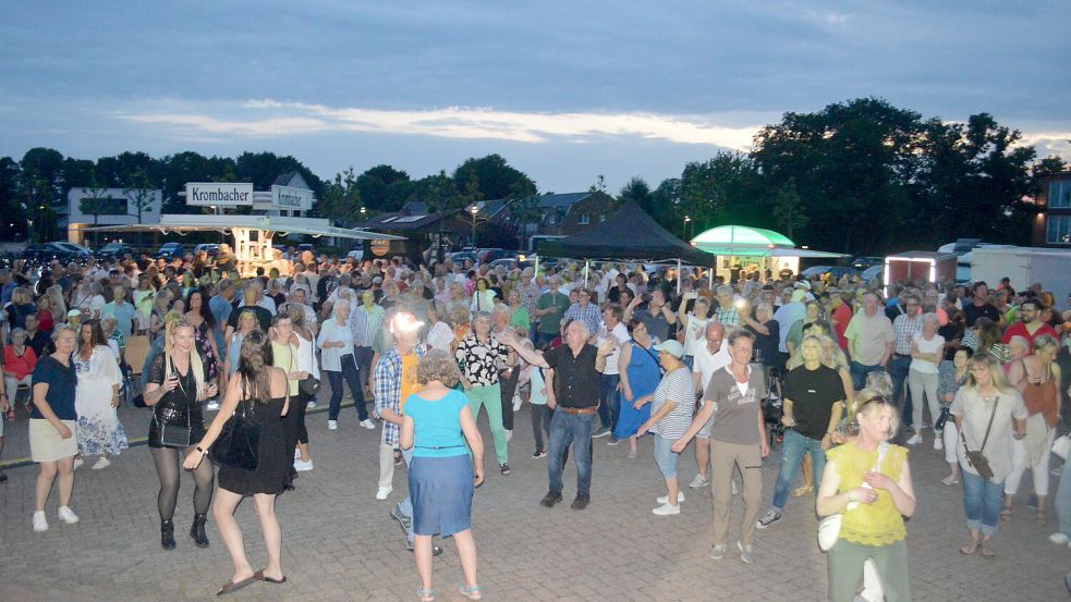 Auf dem Marktplatz in Rhauderfehn gibt es regelmäßig Konzerte. Am Samstag lädt das KAM-Team zur Country Night. Das Foto stammt von einer früheren Veranstaltung. Archivfoto: Holger Weers