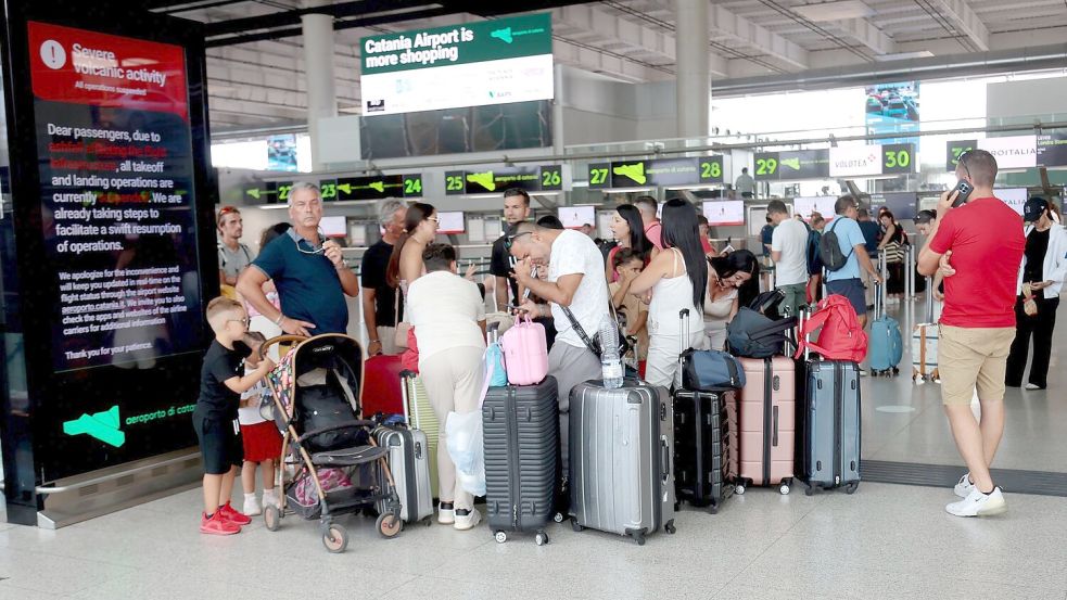 Viele Reisende warten am Flughafen von Catania auf Informationen zu gestrichenen, verspäteten oder umgeleiteten Flügen. Foto: Davide Anastasi