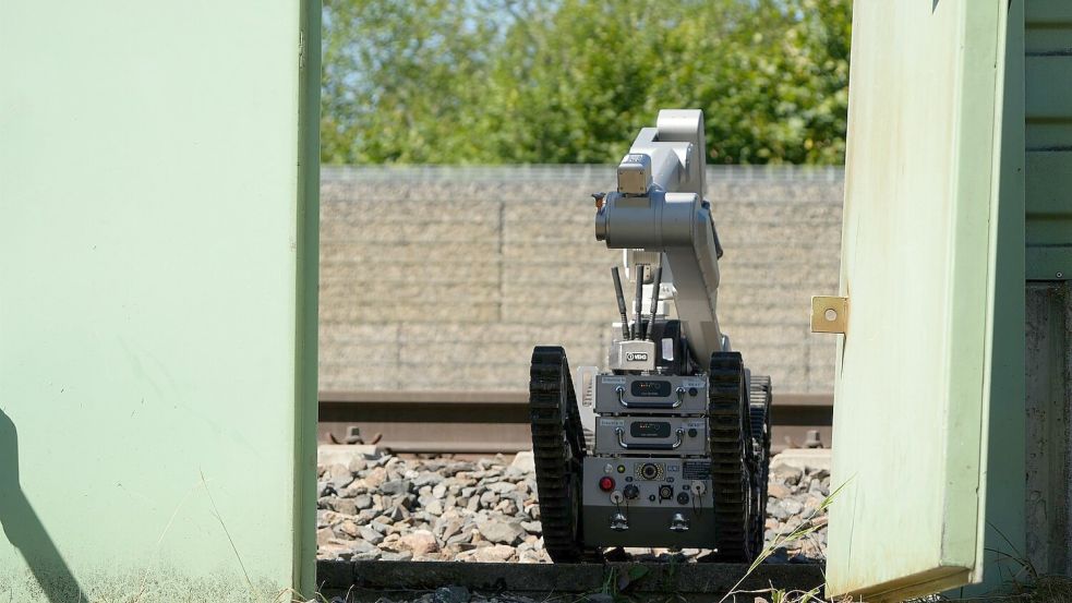Am Bahnhof Treuchtlingen läuft ein größerer Polizeieinsatz. Foto: Felix Kirberg/dpa