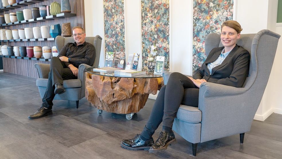 Mit Jan Freese von Santjer Bestattungen in Ostrhauderfehn verbindet Tomke Antons ein vertrauensvolles Miteinander. Das Foto wurde in den Räumen von Santjer Bestattungen aufgenommen. Foto: privat