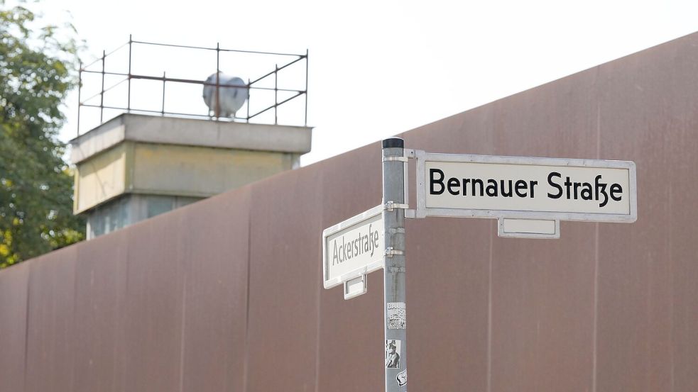 An der Gedenkstätte in der Bernauer Straße in Berlin sind Reste von DDR-Grenzanlagen erhalten, darunter ein Wachturm. Foto: Sören Stache/dpa