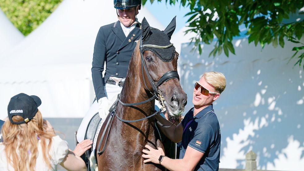 Reiter Frederic Wandres und Pfleger Lars Ligus sind auch privat ein Paar. Foto: Uwe Anspach