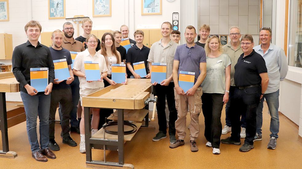 Die Prüfungsausschuss-Mitglieder Mario Berger (von rechts), Uwe Herzich, Roland Böning und Sonja Hinz gratuliert dem Tischlernachwuchs zur bestanden Prüfung. Als Jahrgangsbeste wurden Jantje de Buhr (5. von links) und Jannes Wollmann (6. von rechts) ausgezeichnet. Foto: Handwerkskammer/W.Feldmann