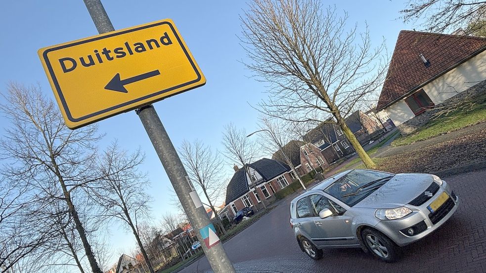 Nach Deutschland geht es hier entlang: Der Weg ist in Bad Nieuweschans extra ausgeschildert. Foto: Vera Vogt/Archiv