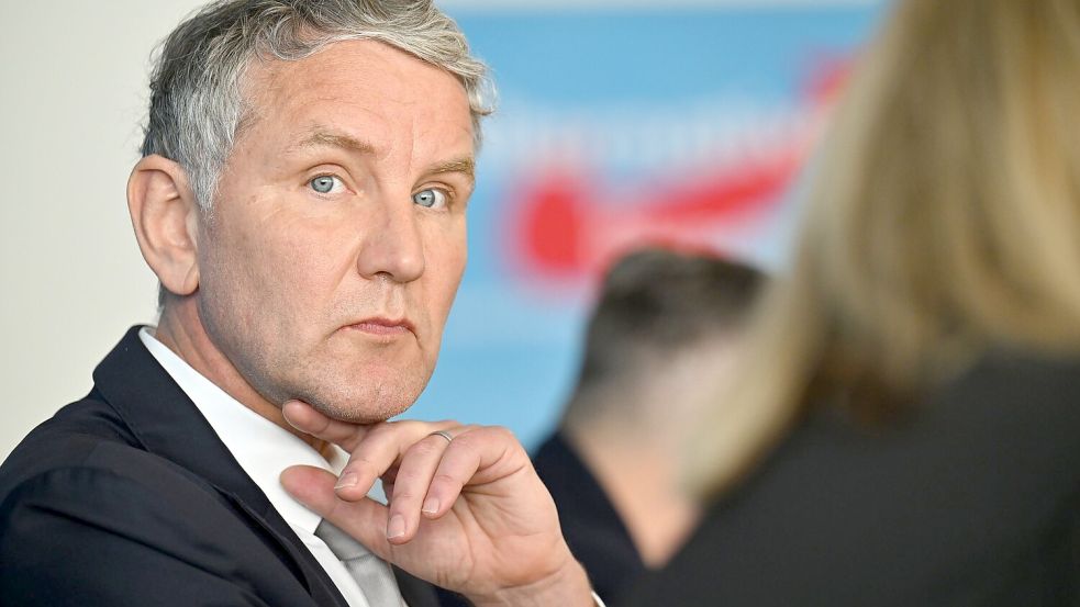 AfD-Landeschef Björn Höcke wendet sich in einem Social-Media-Video direkt an Sahra Wagenknecht. (Archivbild) Foto: Martin Schutt