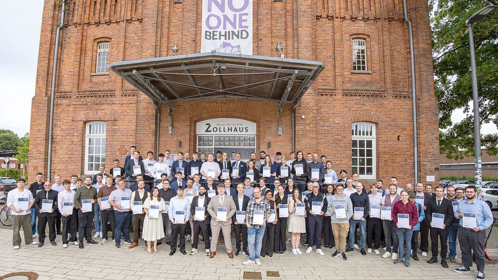 Geschafft: Die IT-Absolventinnen und -Absolventen stellten sich nach ihrer Freisprechung für ein Erinnerungsfoto auf. Sie feierten ihre Abschlüsse mit vielen Gästen. Foto: Markus Hibbeler/Software-Netzwerk Leer