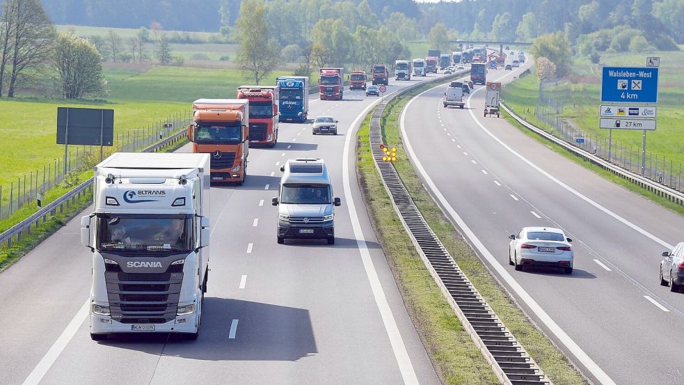 Der Verkehrsverband VDV lehnt den vermehrten Einsatz von sogenannten Lang-Lkw in Deutschland ab. (Archivbild). Foto: Soeren Stache