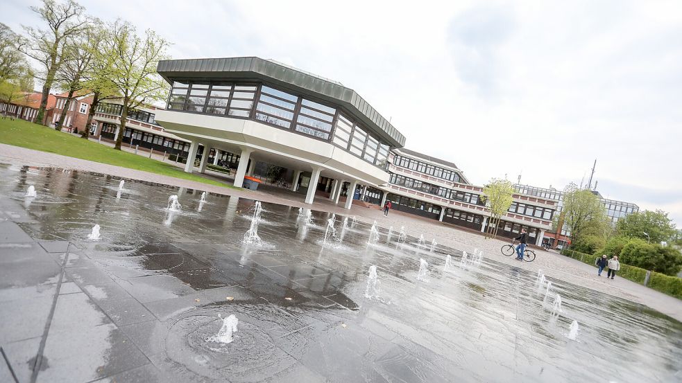 Das Rathaus in Aurich: Drei Bürgermeisterkandidaten stellen sich zur Wahl und wollen auf den Chefsessel. Archivfoto: Romuald Banik