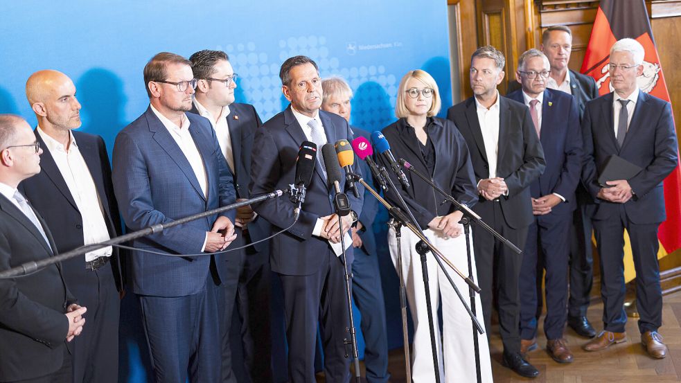 Geballte Power für den Erhalt aller VW-Standorte: Emdens Oberbürgermeister Tim Kruithoff (Dritter von links), Aurichs Landrat Olaf Meinen (Dritter von rechts), Wittmunds Landrat Holger Heymann (Zweiter von rechts) und der Leeraner Landrat Matthias Groote (ganz rechts) am Donnerstagmorgen, 13. August 2026, bei Niedersachsens Ministerpräsident Olaf Lies (Fünfter von links). Foto: Michael Matthey/dpa