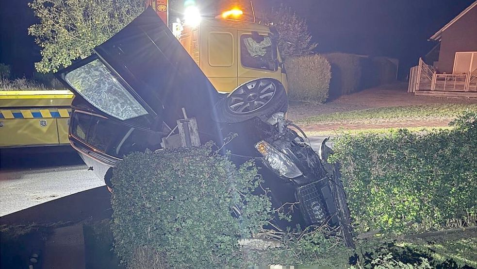 Dieser Audi landete in der Nacht zum Donnerstag in Backemoor im vorderen Bereich eines Gartens. Fotos: Daniel Grüneke