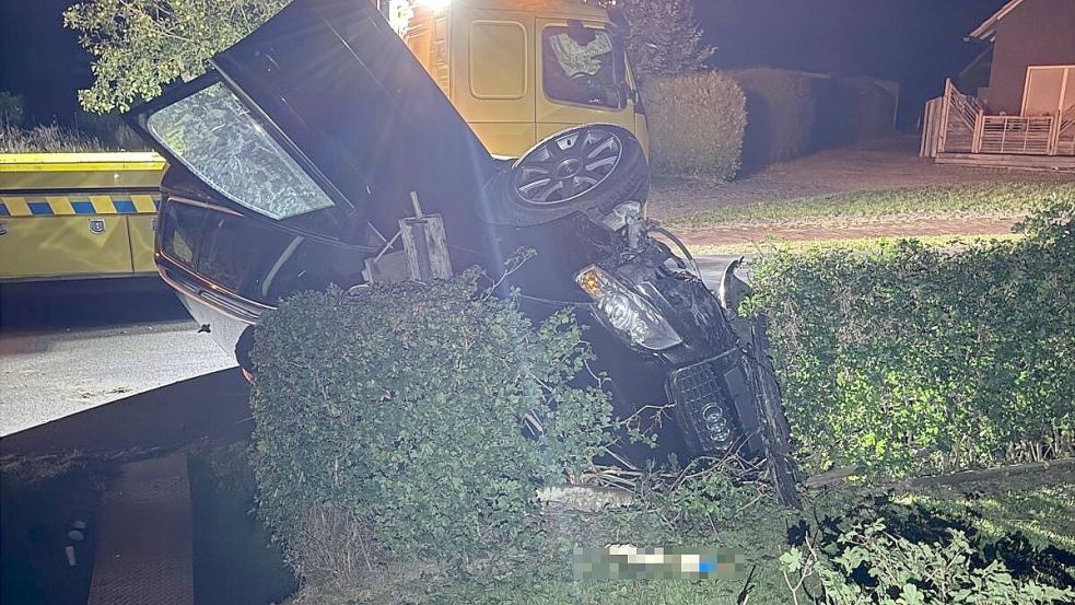 Dieser Audi landete in der Nacht zum Donnerstag in Backemoor im vorderen Bereich eines Gartens. Foto: Daniel Grüneke