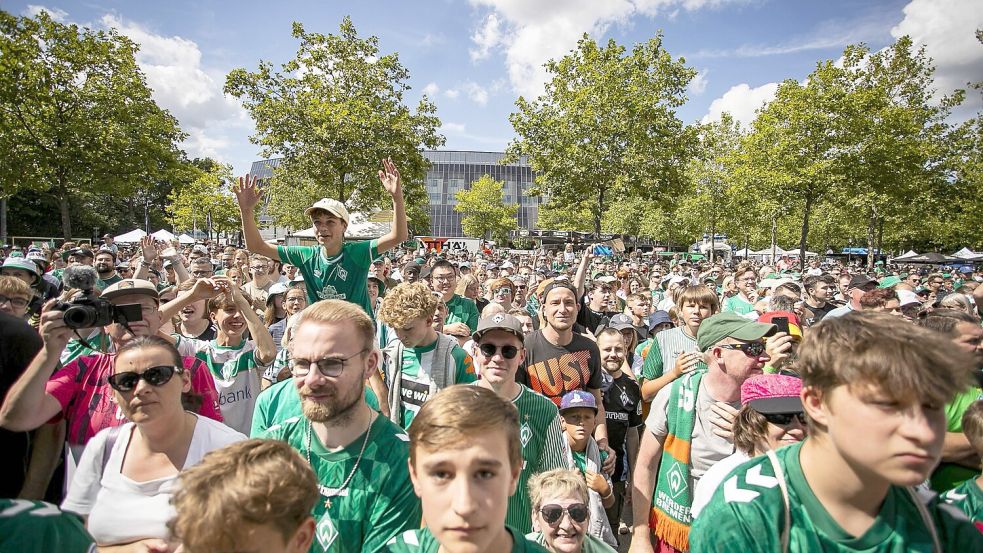 Die Polizei Bremen rechnet rund um das Weserstadion und die Innenstadt mit Verkehrsbehinderungen. Anlass ist unter anderem der „Tach der Fans“ von Werder Bremen. Foto: imago images / nordphoto / Rauch
