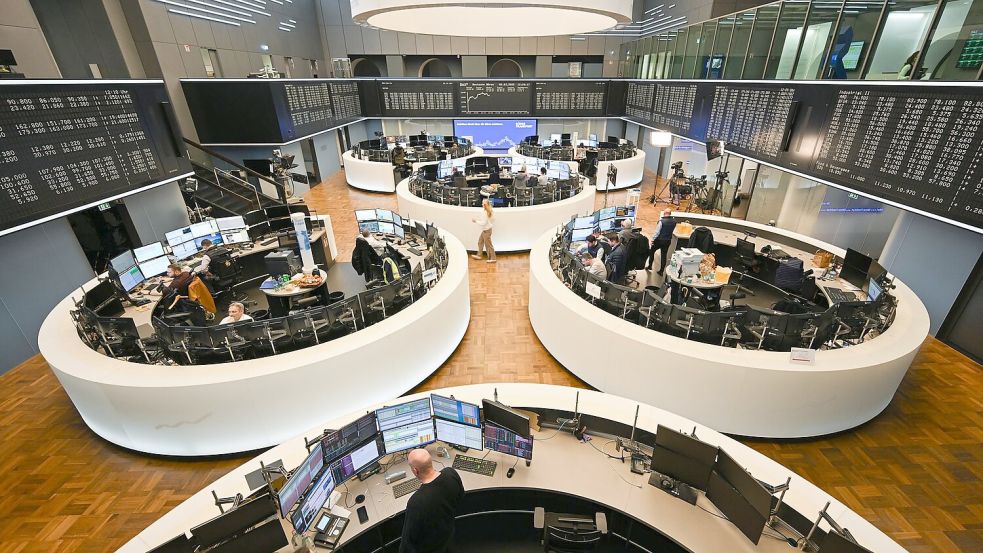 Frankfurter Börse: Die Dax-Konzerne steigern in Summe ihre Gewinne, aber die Lage ist zweigeteilt. (Archivbild) Foto: Arne Dedert