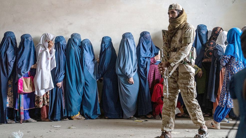 Kleiderregelungen für Frauen werden zusehends drastischer durchgesetzt. (Archivbild) Foto: Ebrahim Noroozi/AP/dpa