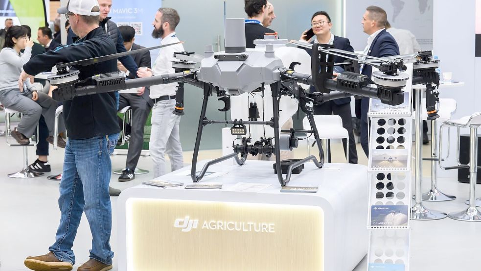 Eine Drohne des chinesischen Herstellers DJI. Die USA verhängen neue Zölle von bis zu 100 Prozent auf Drohnen aus dem Ausland. (Archivbild) Foto: Julian Stratenschulte