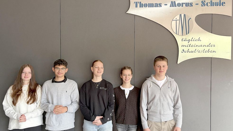 Fünf Schülerinnen und Schüler der Thomas-Morus-Schule bringen den Schülern der Angelaschule bei, wie man überzeugend auftritt, darunter Maximilian Ostmann und Elisa Voigt (von rechts). Foto: Jonas E. Koch