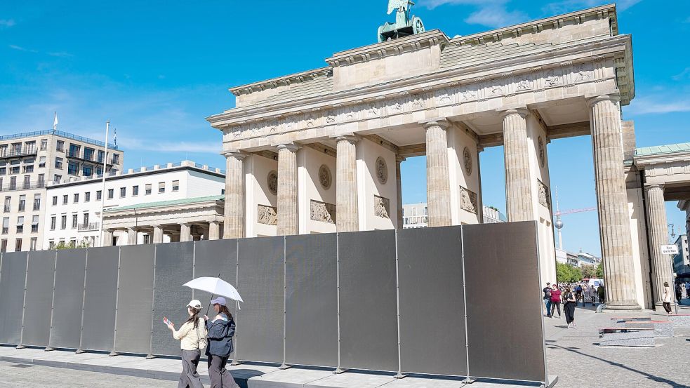 Gedenkprojekt am Brandenburger Tor: Eine wabenartige Kunstinstallation erinnert an den Beginn des Mauerbaus vor 65 Jahren und die folgende jahrzehntelange Teilung von Berlin. Foto: IMAGO/Olaf Schuelke
