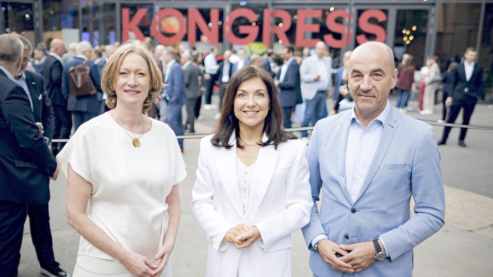 Gut vernetzt: EWE-Chef und BDEW-Präsident Stefan Dohler mit Kerstin Andreae (links), Vorsitzende der Hauptgeschäftsführung und Mitglied des Präsidiums des BDEW, sowie Katherina Reiche (CDU), Bundesministerin für Wirtschaft und Energie, im Juni 2026 beim Kongress des Bundesverbands der Energie- und Wasserwirtschaft (BDEW) in Berlin. Foto: Thomas Trutschel/Imago