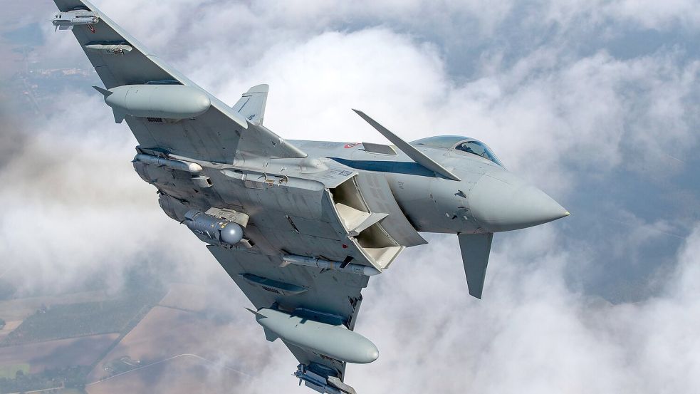 Ein „Eurofighter Typhoon“ der italienischen Luftwaffe holte die Drohne vom Himmel. (Archivbild) Foto: Mindaugas Kulbis/AP/dpa