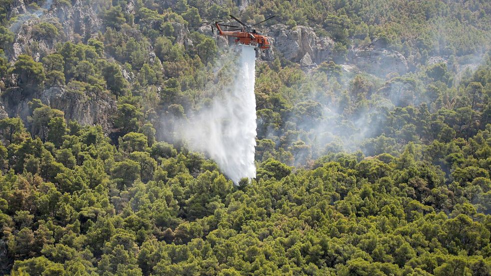 Das Feuer brach am Donnerstagnachmittag nahe dem Ferienort Siviri auf der Halbinsel Kassandra aus. Foto: Socrates Baltagiannis/dpa