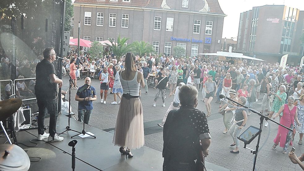 Vor der Bühne wurde getanzt. Außerdem waren die Sitzplätze der Cafés voll besetzt. Foto: Bodo Wolters