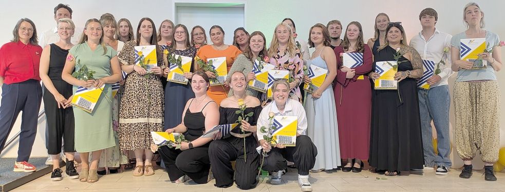 Die neue Teilzeitausbildung führte die Klasse BFS TZ 3 zum Erfolg. Über ihre Abschlusszeugnisse freuen sich: Ella Fecht, Iris Freesemann, Valentina Grote, Laura Hantelmann, Malin Hartmann-de Vries, Kristina Henning, Anneke Jakobs, Mareike Kollenda, Jessica Kreplin, Anna Lomscher, Chamandra Moreira Groeneveld, Nadine Noosten, Inken Reinders, Marco Reiners, Ann-Sharleena Schmitz, Fenja Schön, Marek Schoon, Mareke Tammeus, Hansje Tilmann, Wiebke de Wall, Sophie Wessels und Annika Wulf. Fotos: BBS I Emden