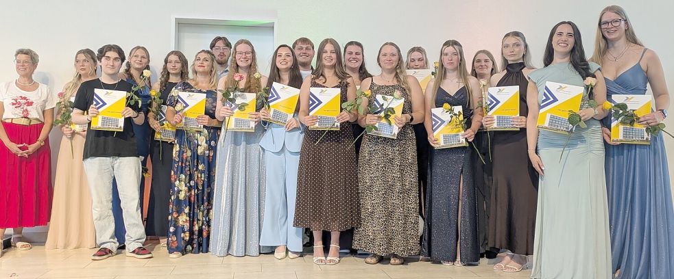 Klasse BFS 2B: Jonas Alwin, Marissa Brants, Yasmin Brüggemann, Marc-Nicolai Christiansen, Annika Detmers, Vanessa Djuren, Hannah Drohn, Wiebke Fleßner, Jantje Gotthard, Michelle Hansen, Lena Janßen, Maryna Kravchenko, Jolien Lenssen, Lena-Marie Roelfs, Xenia Schutov, Louis Wedler, Neele-Sofie Wildeboer, Laura Zimmermann.