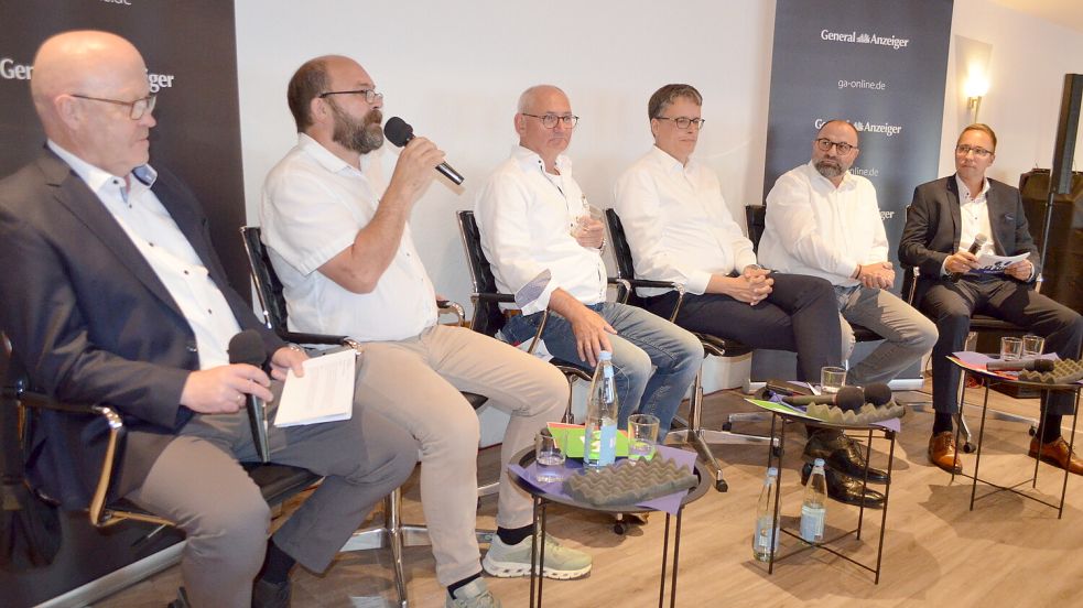 Unter der Moderation der GA-Redakteure Horst Kruse (links) und Henrik Zein (rechts) diskutierten am Donnerstagabend bei Dockemeyer in Ramsloh die Saterländer Bürgermeisterkandidaten (ab 2. von links): Carsten Ambacher, Joachim Schoone, Markus Janssen und Sven Stratmann. Foto: Astrid Fertig