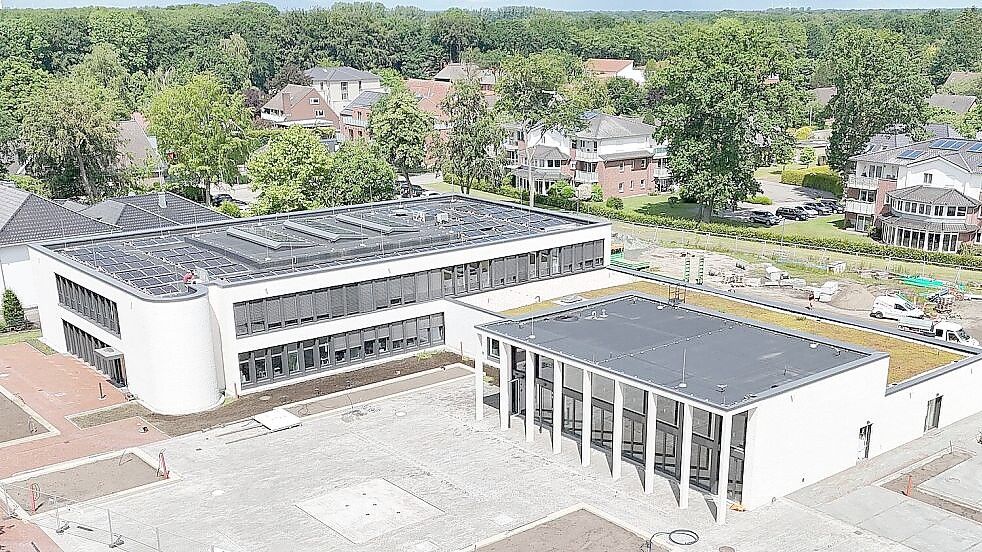 Für 15,5 Millionen Euro hat die Gemeinde Barßel ein neues Rathaus mit Bürgerhaus gebaut. Wie Privatleute sich das Wohnen in Barßel leisten können, dazu haben Parteien und Wählergemeinschaften, die für den Gemeinderat kandidieren, unterschiedliche Ideen. Foto: Gemeinde Barßel