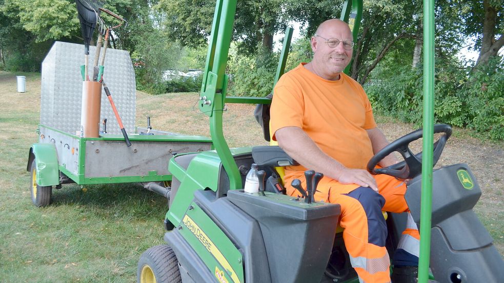 Nino Dannebaum mit seinem Baufahrzeug, mit dem er rund um den Idasee für Sauberkeit, Pflege und Ordnung sorgt. Foto: Astrid Fertig