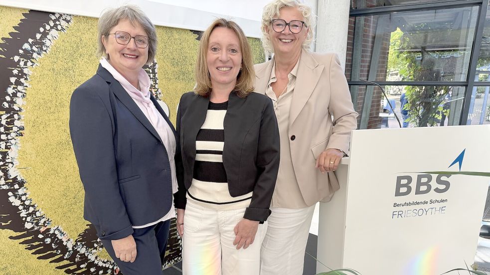 Der neuen BBS-Schulleiterin Claudia Kruhl gratulierten Dezernentin Maria Witte und ihre Vorgängerin Marlies Bornhorst-Paul. Foto: Claudia Wimberg