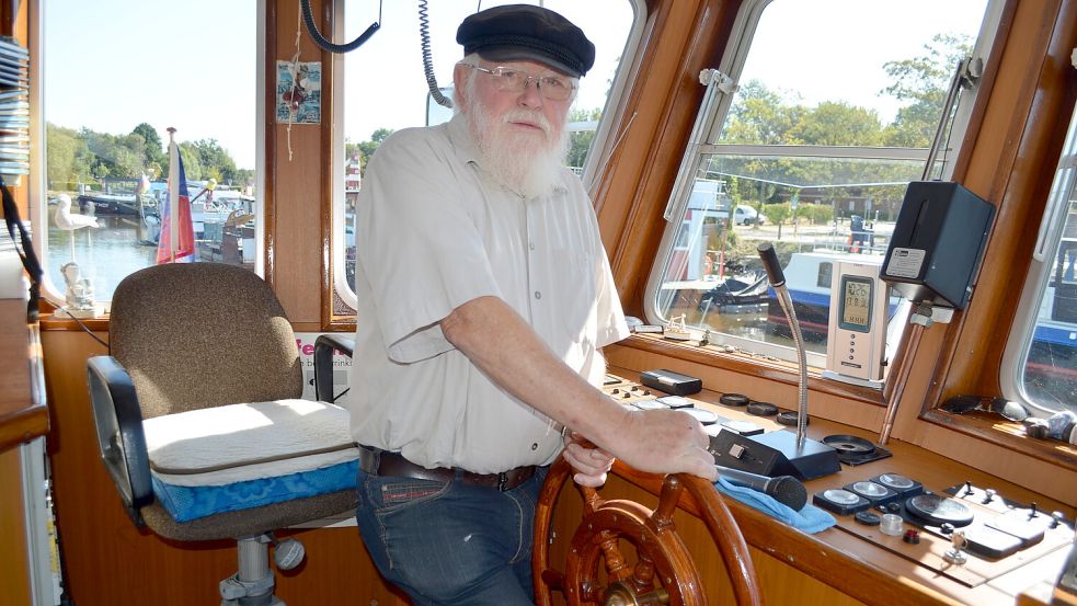 Als Kapitän an Bord der MS Spitzhörn hat Egon Buß das Steuer fest in der Hand. Der 78-Jährige hat Patente für Binnen- und Küstenschifffahrt. Er bringt die Passagiere sicher über Soeste, Jümme und Barßeler Tief. Foto: Astrid Fertig