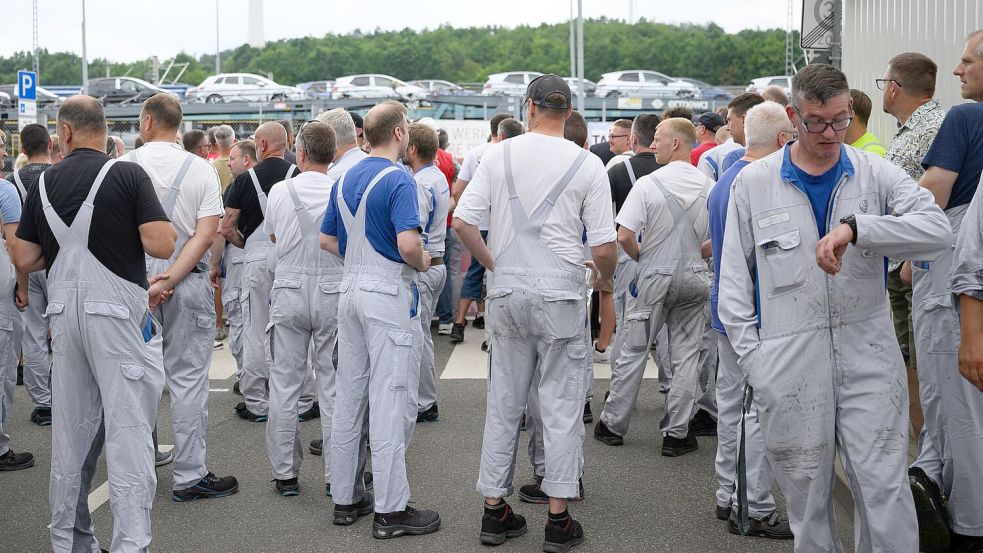 Auch VW will tausende Stellen streichen. (Archivbild) Foto: Hendrik Schmidt