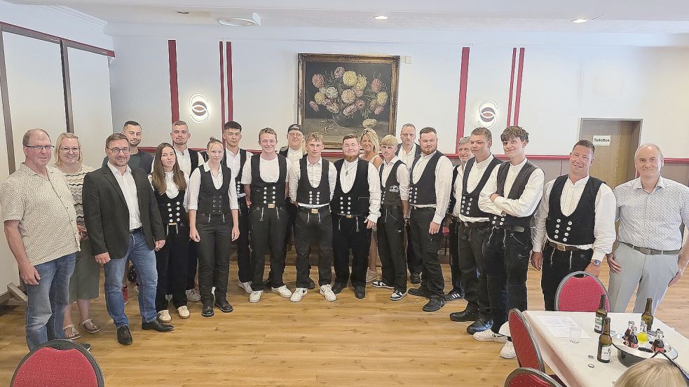 Das Foto zeigt die Gesellinnen und Gesellen mit ihren Gästen auf der Freisprechungsfeier in Detern. Foto: Bodo Wolters