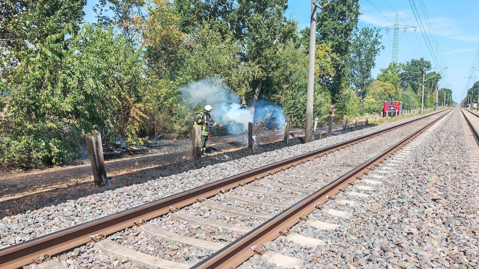 Mehrere Feuer entlang der Bahnlinie beschäftigen die Wehren aus Westoverledingen. Foto: Markus Bruns