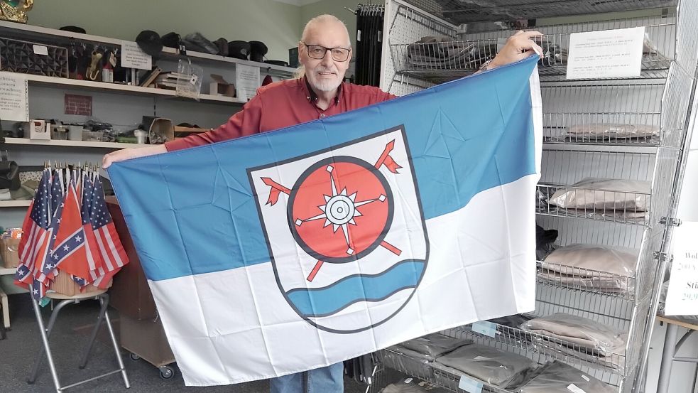 Hermann Sartorius mit der Flagge von Westoverledingen. Fotos: Clarissa Scherzer