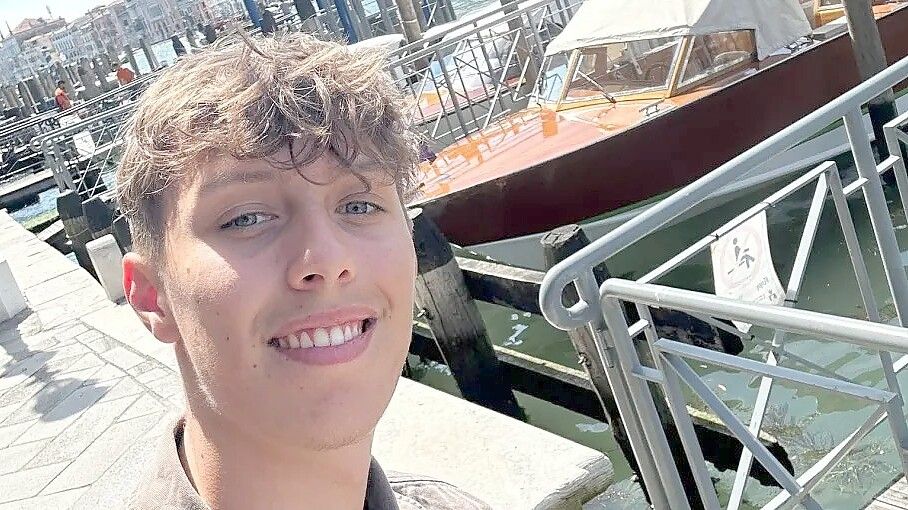 Nach acht Tagen auf dem Fahrrad kam Tobias Gerdes in Venedig an. Um Spenden für Menschen mit Behinderung im nördlichen Emsland zu sammeln, überquerte der Emder mit dem Rad die Alpen. Foto: Tobias Gerdes