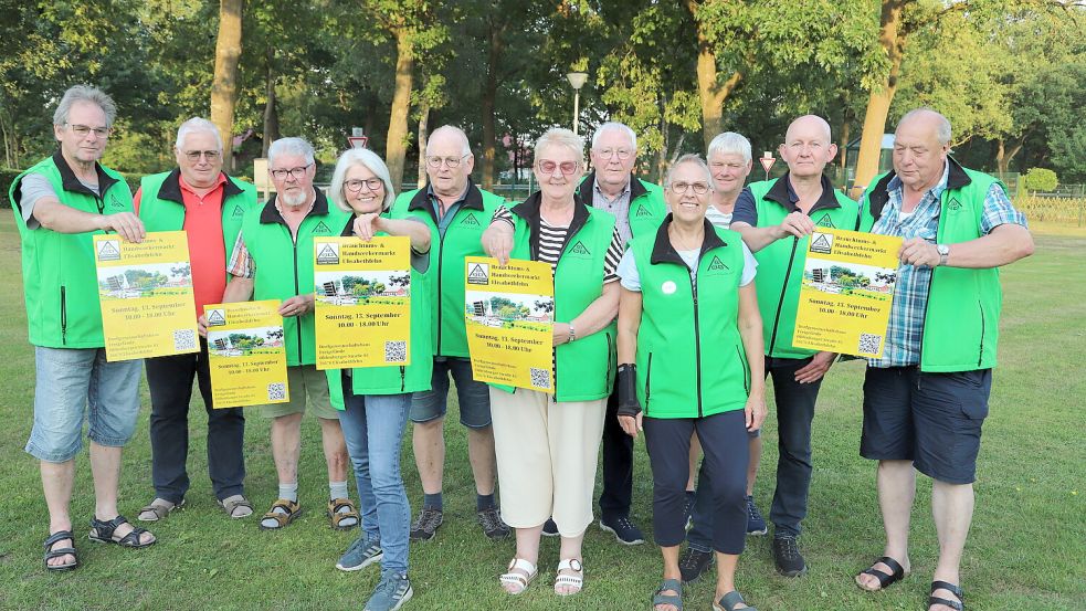 Mit dem Werbeplakat machen die Beteiligten auf den Markt in Elisabethfehn aufmerksam. Foto: Hans Passmann