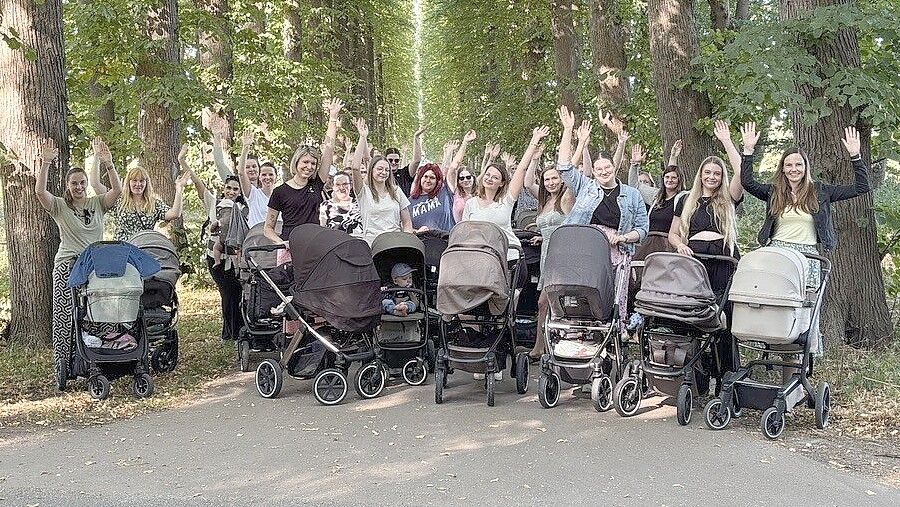 Rund 40 Frauen trafen sich im Evenburg-Park zum Spaziergang mit Kindern. Foto: Ute Nobel