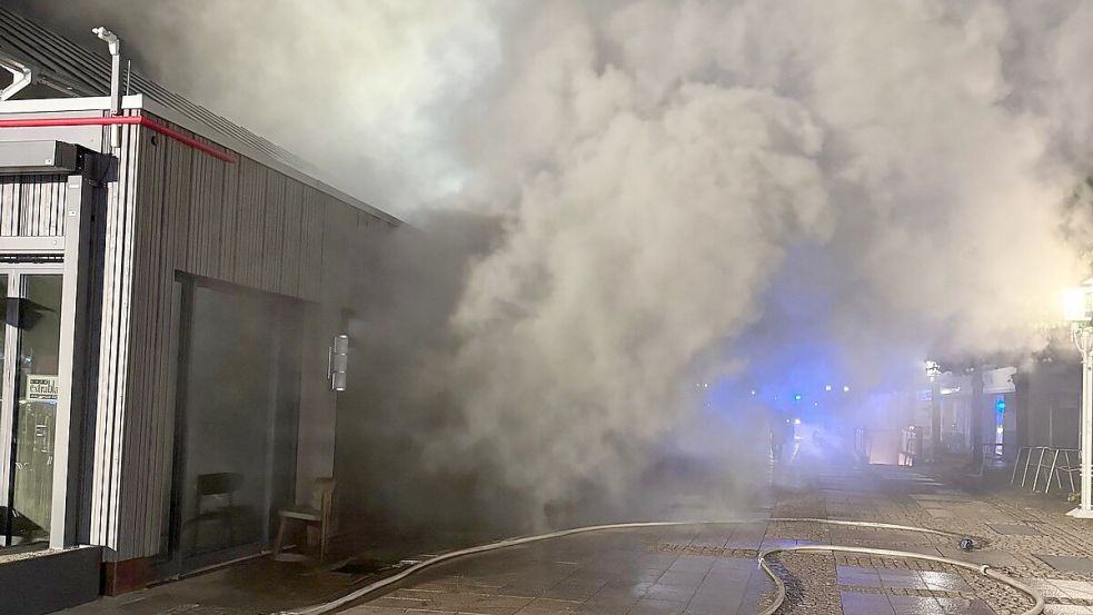 Bei dem Feuer in der Auricher Markthalle, bei dem hoher Sachschaden entstand, war die starke Rauchentwicklung eines der Hauptprobleme. Foto: Archiv/Feuerwehr Aurich